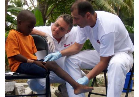 SINGUR PE LUME. Unul din primii pacienţi ai lui Iosif Pop (foto dreapta) este Fredric Chout, un băieţel de 9 ani pe care cutremurul l-a lăsat orfan. Dărâmăturile i-au zdrobit piciorul drept, iar medicii au fost nevoiţi să i-l amputeze până la coapsă. Iosif i-a făcut o proteză provizorie pentru ca după vindecarea rănilor micuţul să poată, dacă nu să alerge, măcar să umble din nou pe propriile picioare